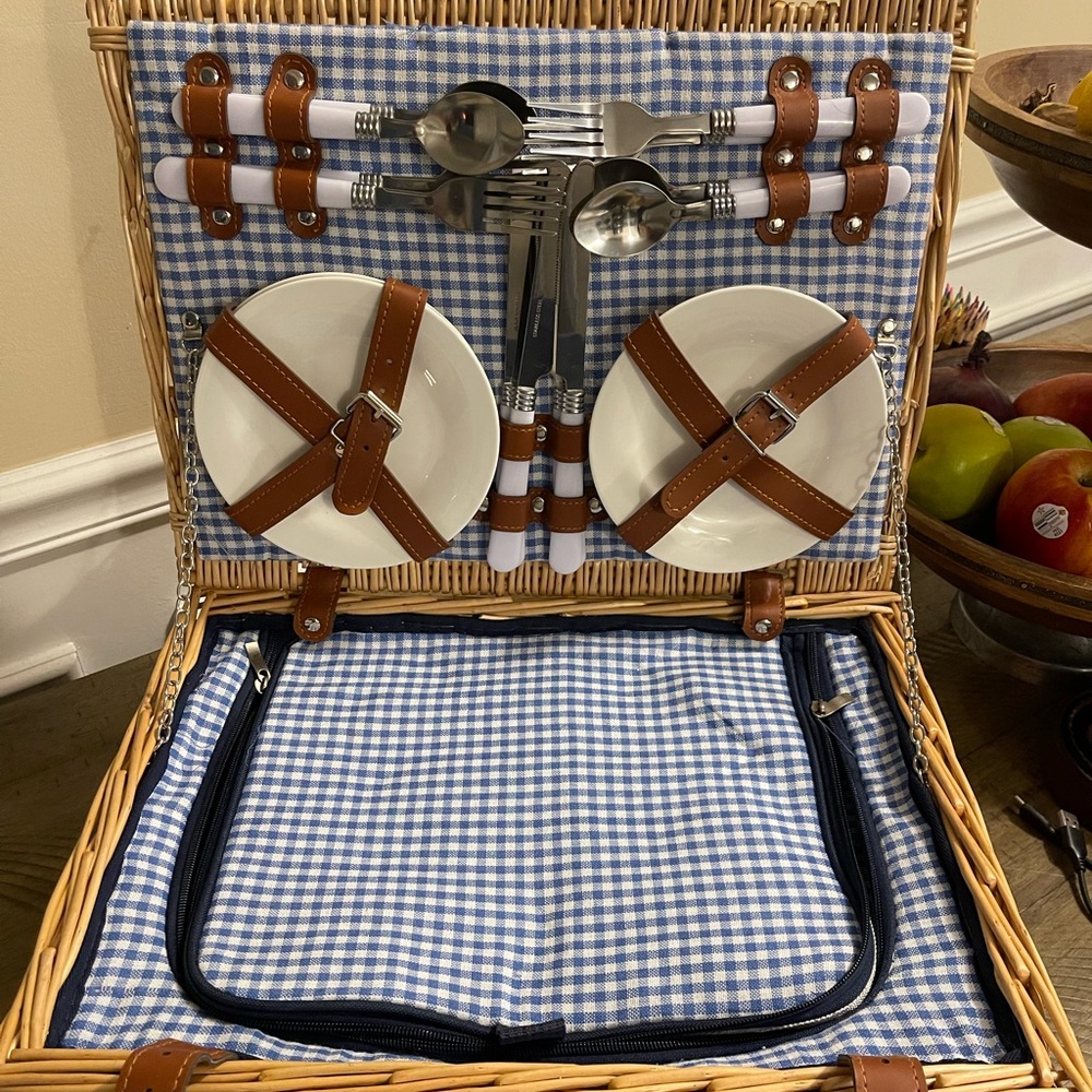Brand new picnic basket including all accessories from photos